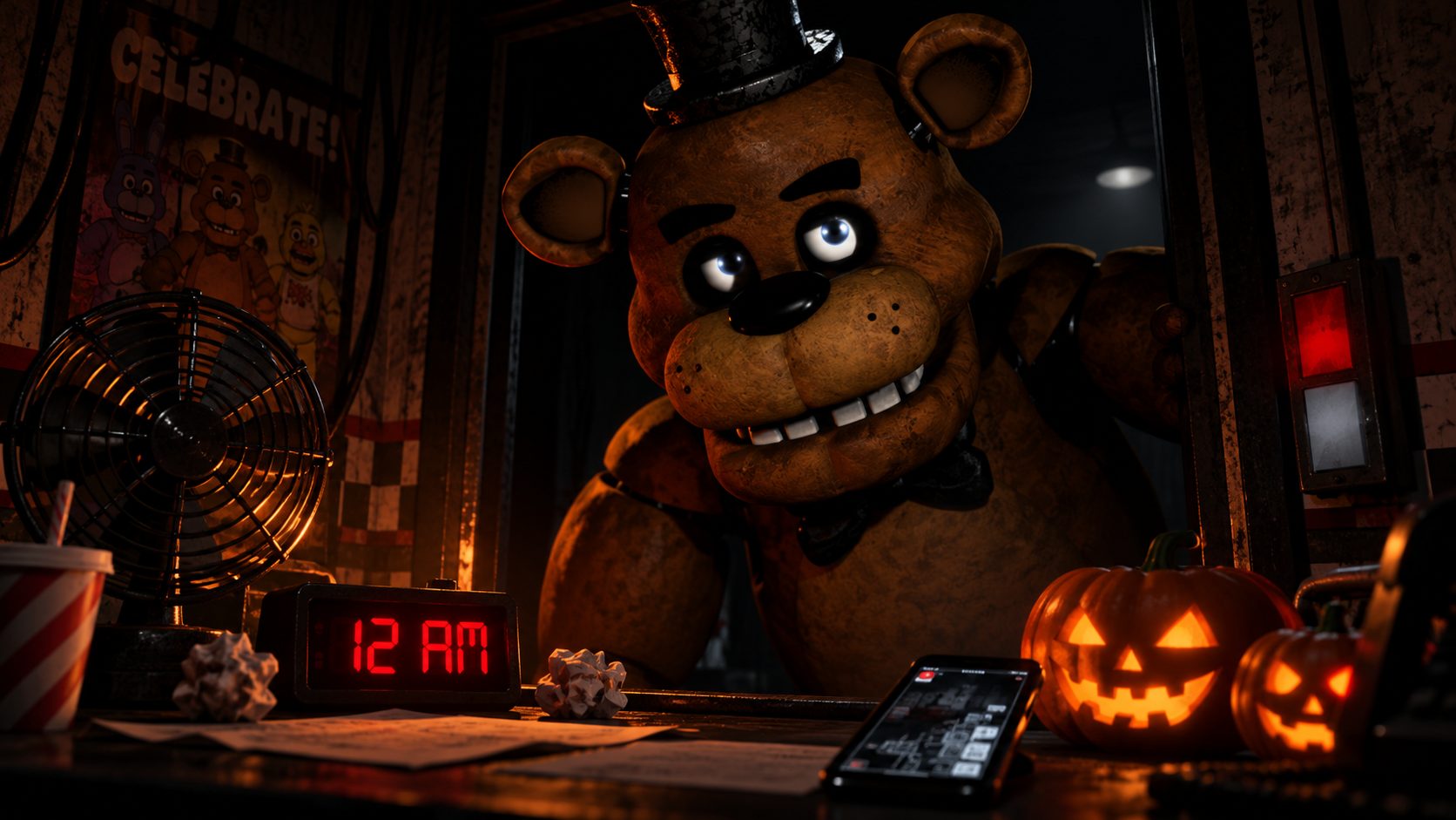 Freddy Fazbear se asoma a la oficina de seguridad a oscuras junto a un reloj de las 12 AM