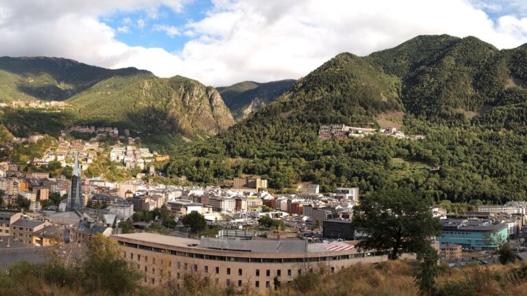 MikelTube y la FamilyTube viven en Andorra: así es su tienda en Andorra la Vella